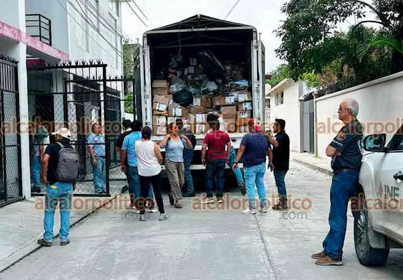 Limpia INE sus bodegas en Álamo; retiran toneladas de material electoral