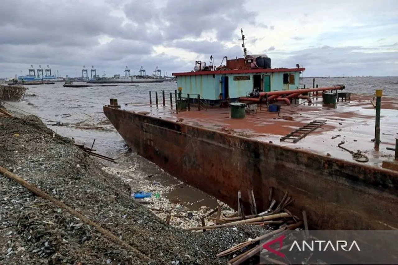 Kapal Tongkang Camar Jawa Terdampar di Pantai Kalibaru