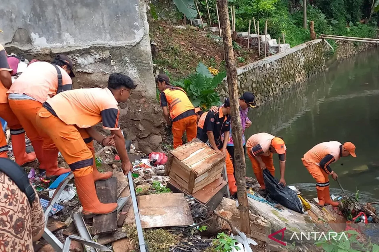 PPSU dan Satgas SDA Tangani Longsor di Jalan Garuda IV Cibubur