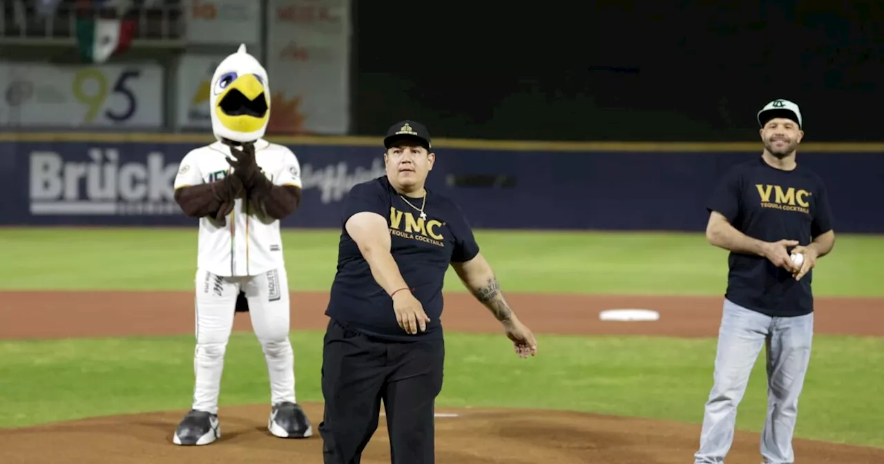 Eddy Reynoso lanza la primera bola en la Serie del Caribe