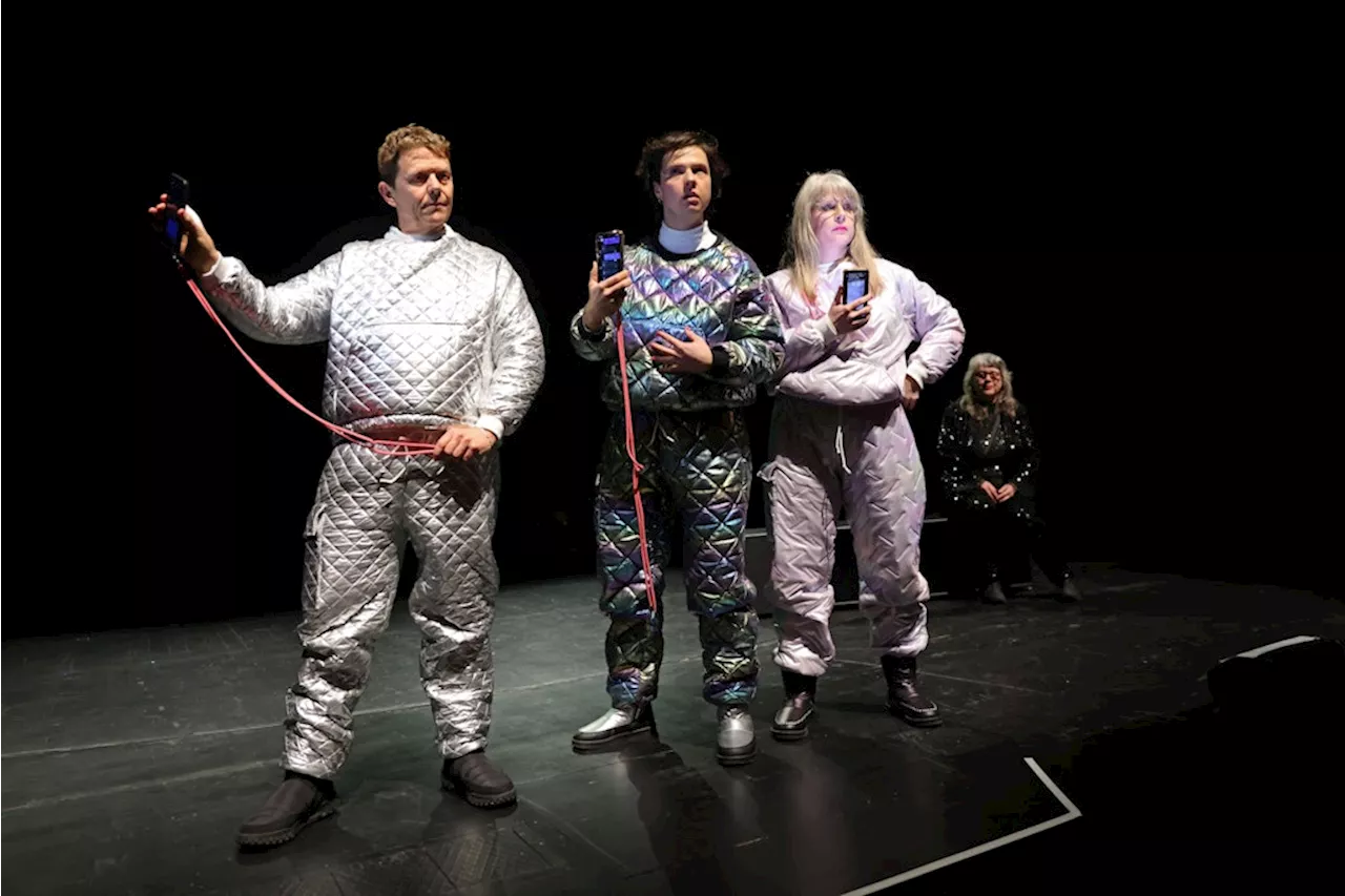 „News from Beyond“ im Hebbel-Theater Berlin: Gob Squad hinterfragt unsere digitale Verbindungslosigkeit