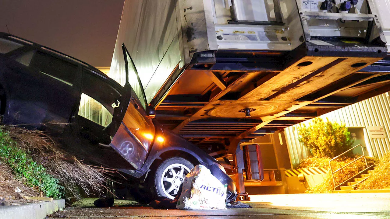 Beifahrer betrunken, Fahrer weg: Mazda steckte unbemerkt vier Stunden unter Lkw fest