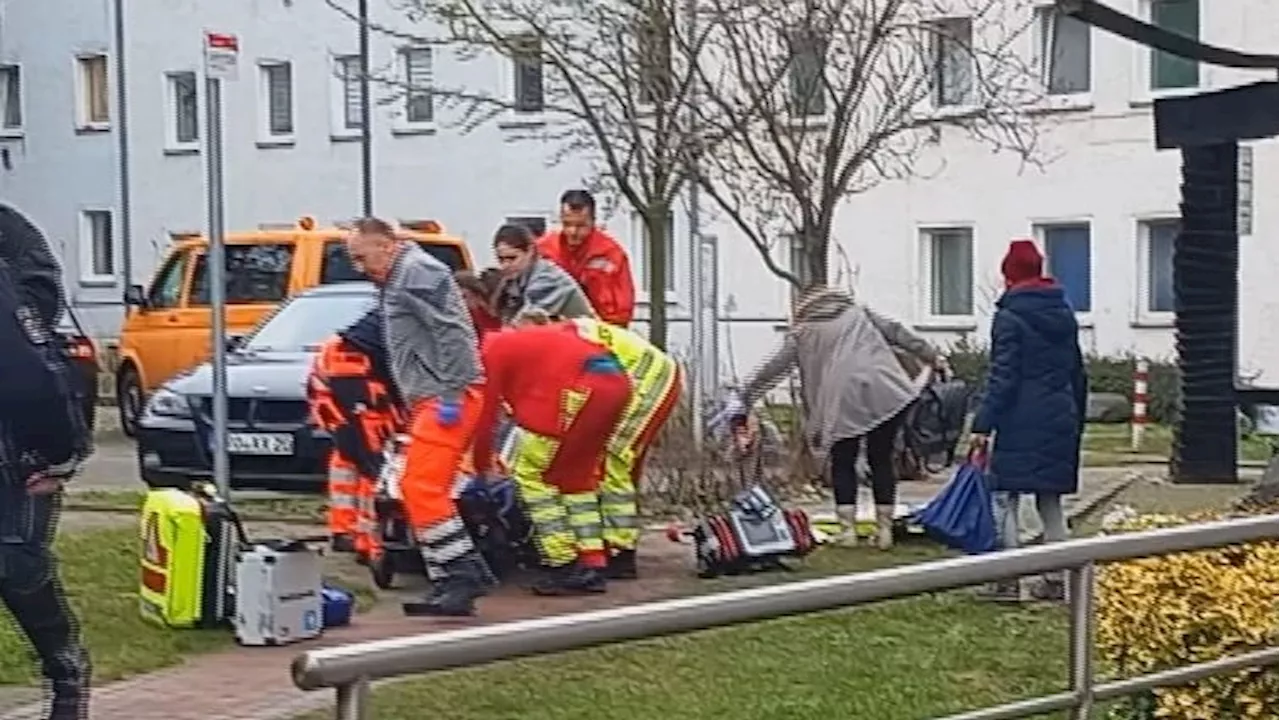 Messerangriff in Rostock: Frau niedergestochen – Täter auf der Flucht