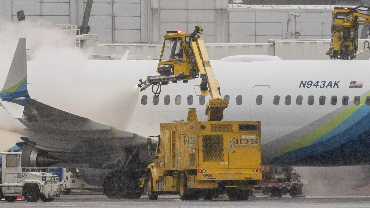 Winter Weather and Plane Incident Cause Major Flight Disruptions at Seattle-Tacoma Airport