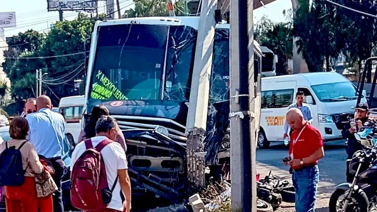 Microbús pierde el control en Tultitlán: embiste y mata a motociclista, se estampa contra poste