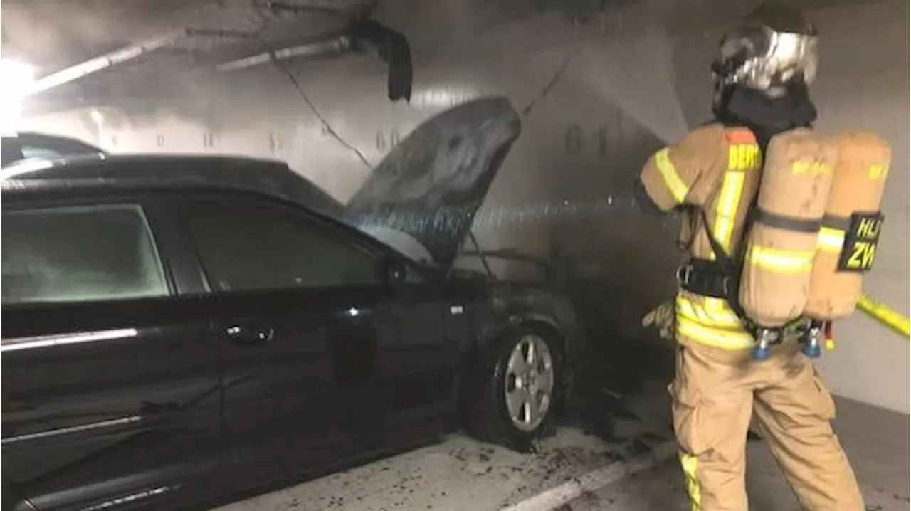 Anwohner bemerkten Rauch - Brandalarm in Graz! Auto in Tiefgarage in Flammen