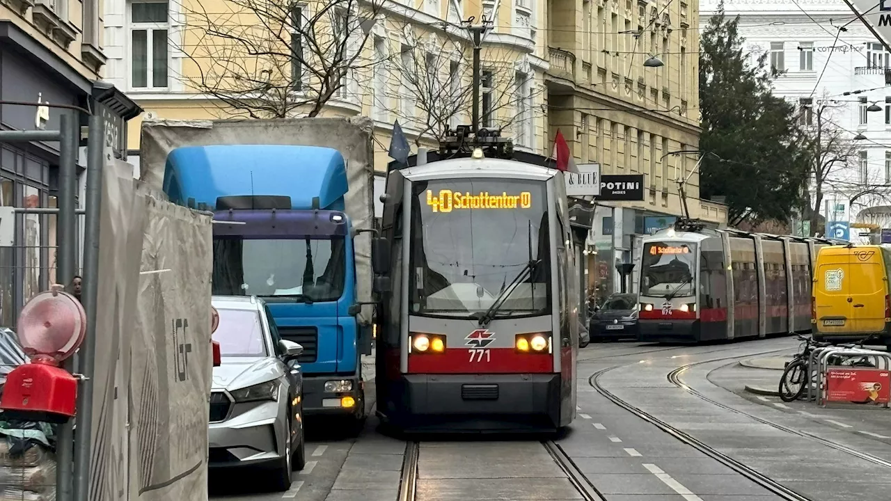 Öffi-Chaos in Währing - Falschparker im Weg – Wiener Bim kracht in Lkw