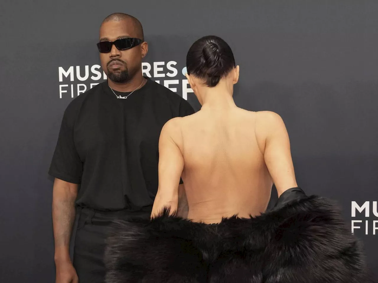 Bianca Censori: Nuda sul Red Carpet, Il Nuovo Look di Kanye West