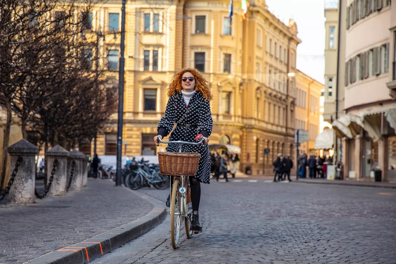 Gli italiani scelgono la mobilità sostenibile: dalle e-bike al bike sharing, ecco come cambiano gli incentivi offerti regione per regione