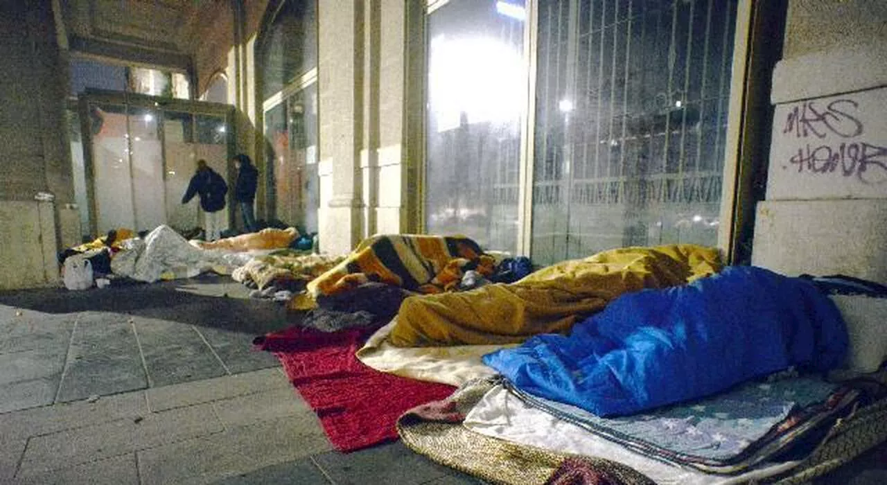 Clochard muore in strada a Milano