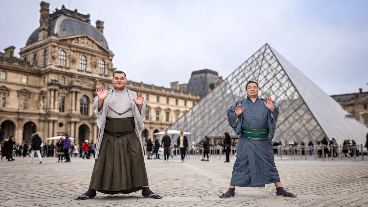 Deux champions de sumo rencontrent une mariée française sur les Champs-Élysées