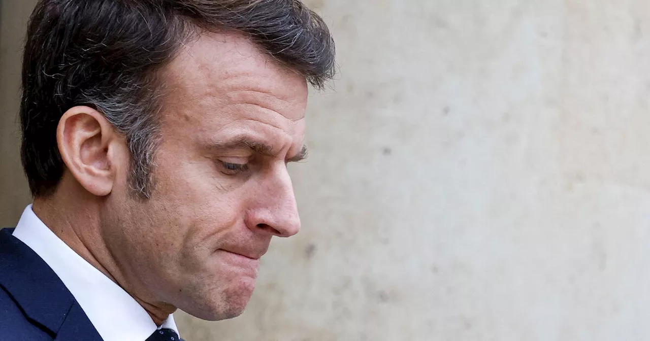 Emmanuel Macron porte plainte après l'exposition d'une œuvre le représentant la tête coupée