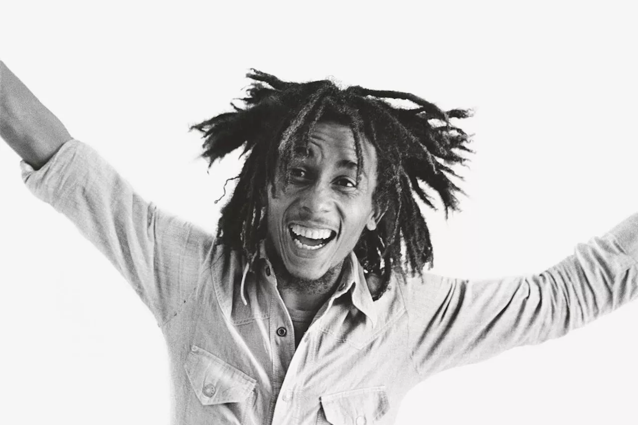 “J’ai pris trois lattes, et boum, je suis tombé” : quand Dennis Morris photographiait Bob Marley (et bien d’autres)