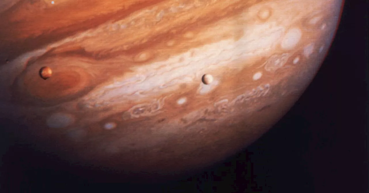 Jupiter and Moon 'Get Cosy' in the Night Sky this February