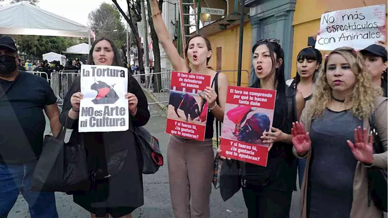 Colectivos protestan contra corridas de toros, frente a la Plaza México