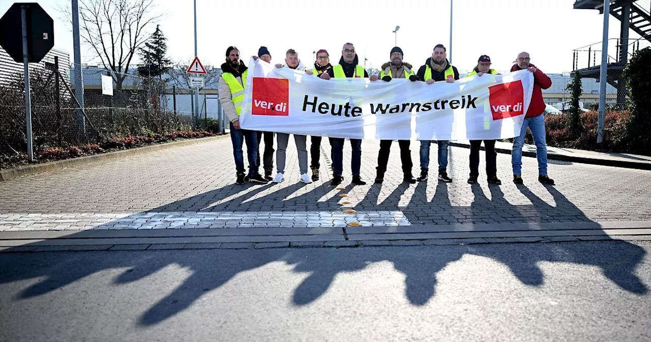 Briefträger und Paketboten bei der Deutschen Post streiken erneut