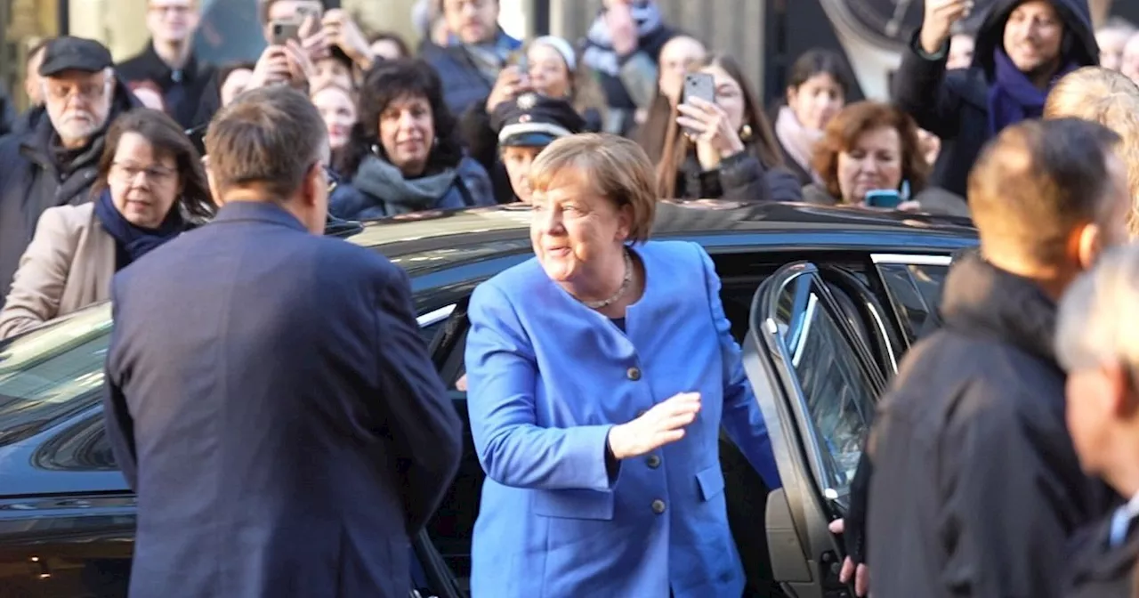 Merkel signiert ihr Buch «Freiheit» - Ansturm vor Buchladen