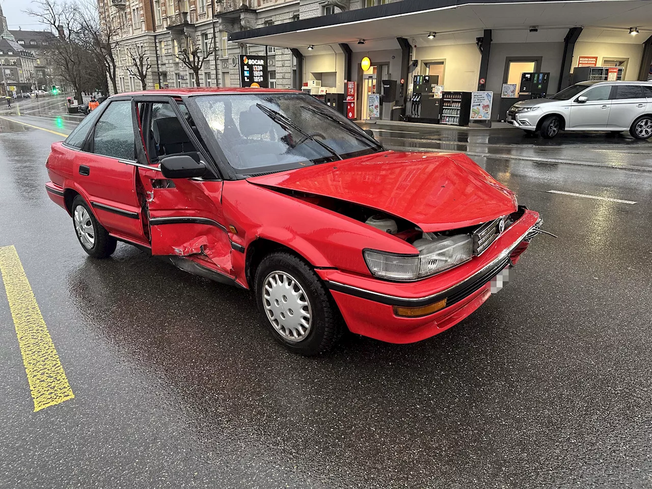 St.Gallen SG: 68-Jährige missachtet Vortritt – Auto prallt gegen zwei Pkw und einen Bus