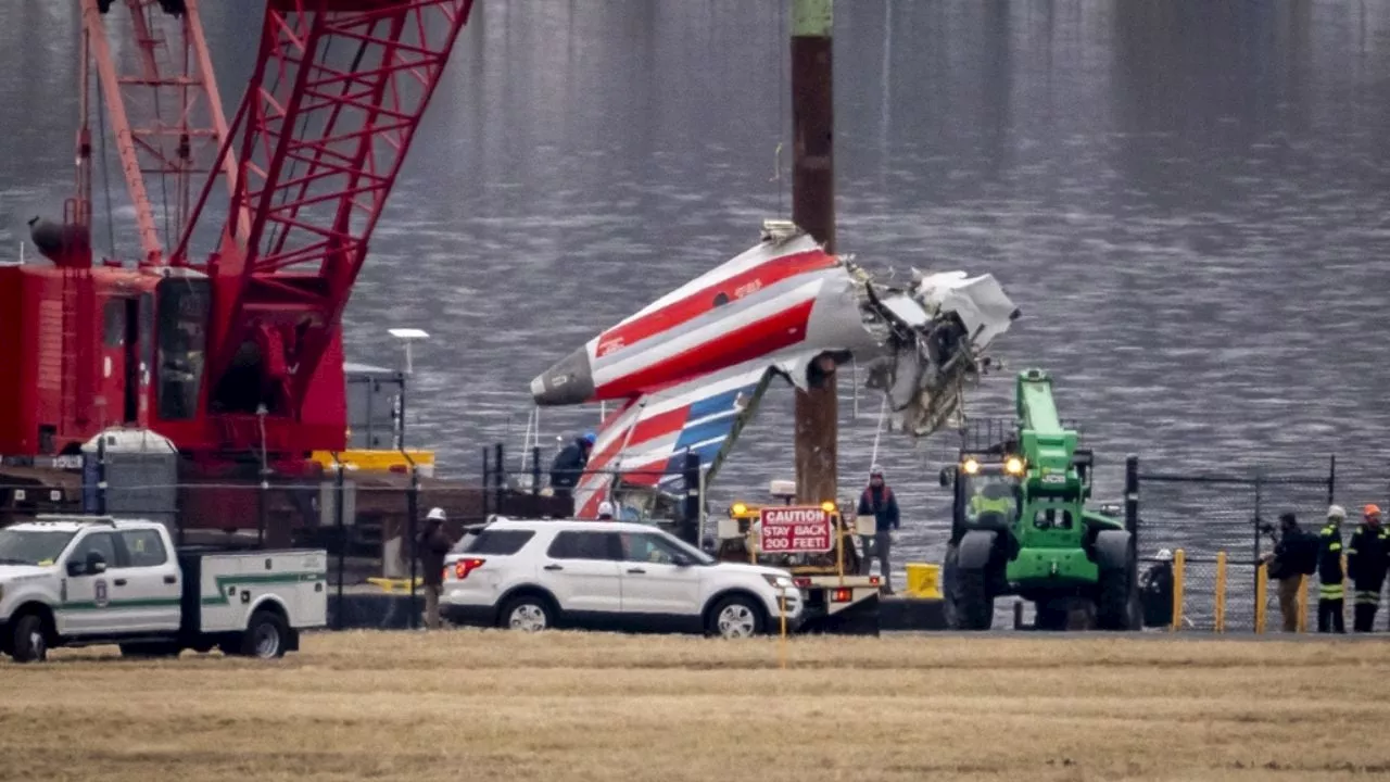 Trump culpa al 'obsoleto' sistema de control aéreo por colisión de avión y helicóptero en Washington