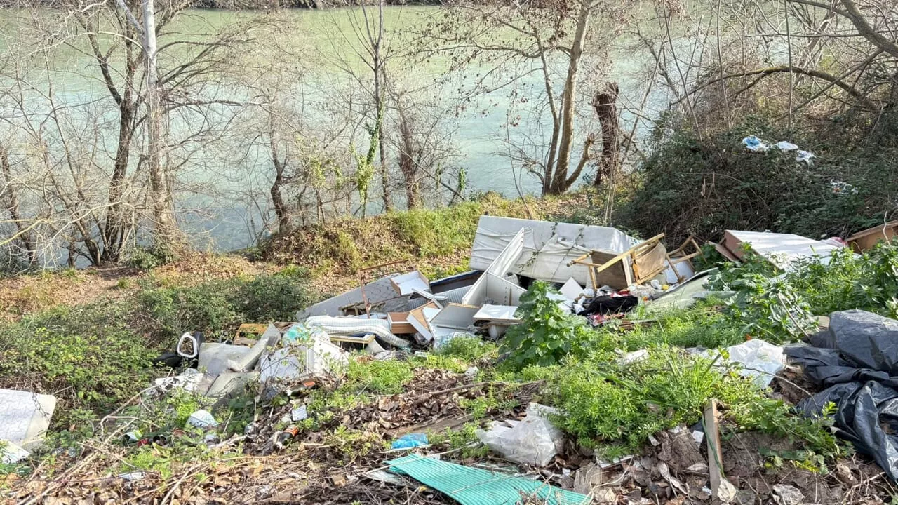 C’è una discarica che affaccia sulla ciclabile e i rifiuti rischiano di cadere sui ciclisti