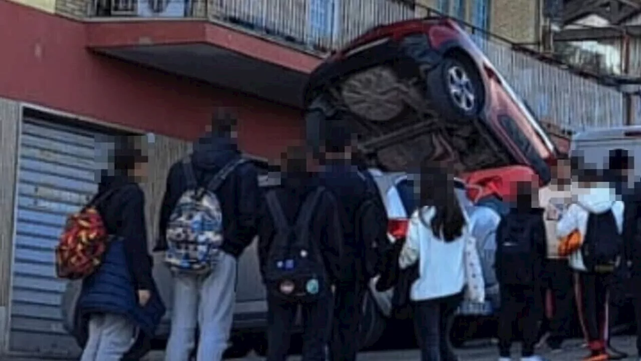 Carambola a Bracciano: un'auto sopra l'altra davanti alle scuole