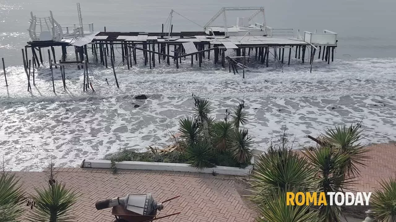 Mareggiate a Ostia, monta la preoccupazione: anche la fontana dello Zodiaco rischia il crollo