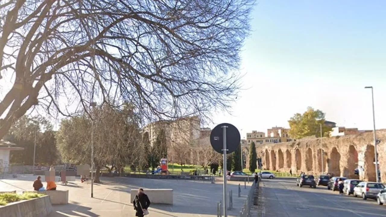 Si spoglia al parco e mostra parti intime a donna e bambini. Poi rischia il linciaggio