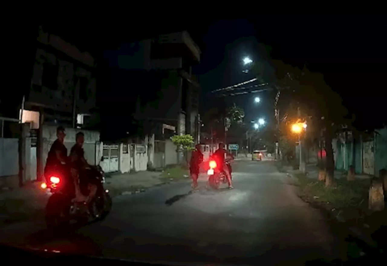 Motorista foge em marcha ré após ser cercado por assaltantes em motos