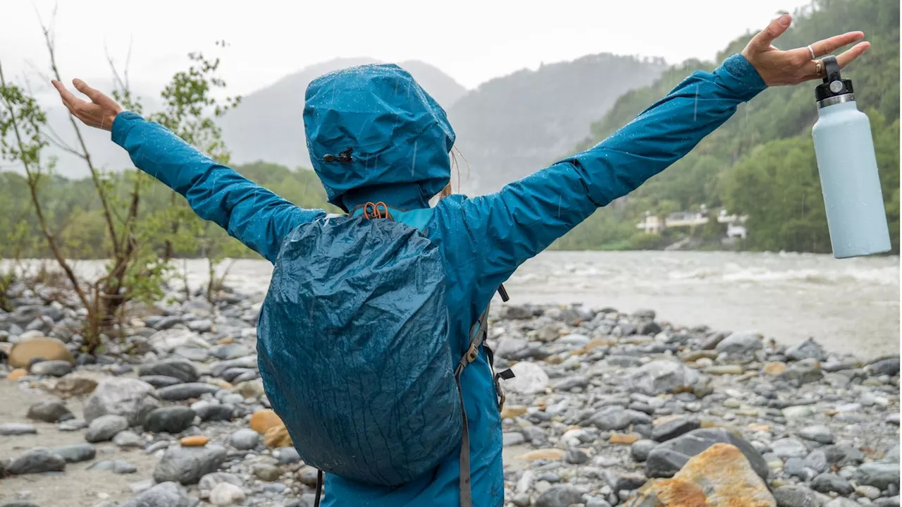 Wandern bei Regen oder Schnee: Der wasserdichte Rucksack ist Gold wert