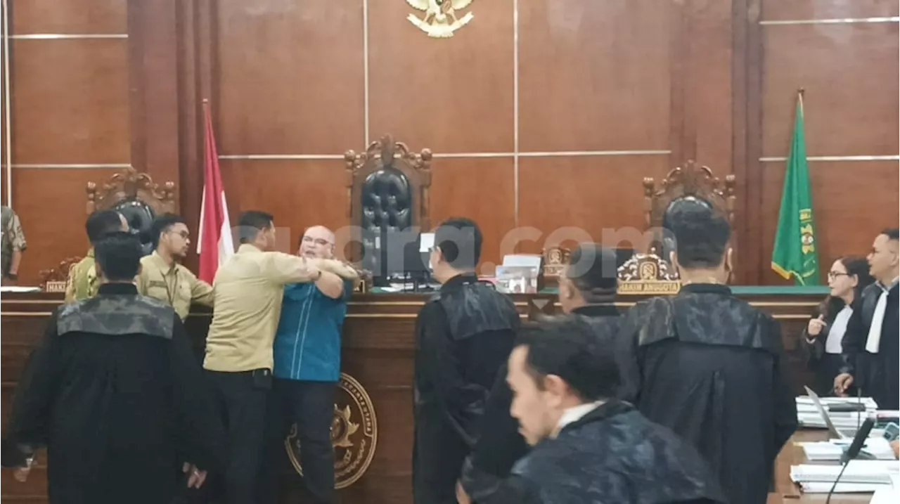 Sidang Razman Arif Nasution Diwarnai Kericuhan dan Permintaan Sidang Terbuka