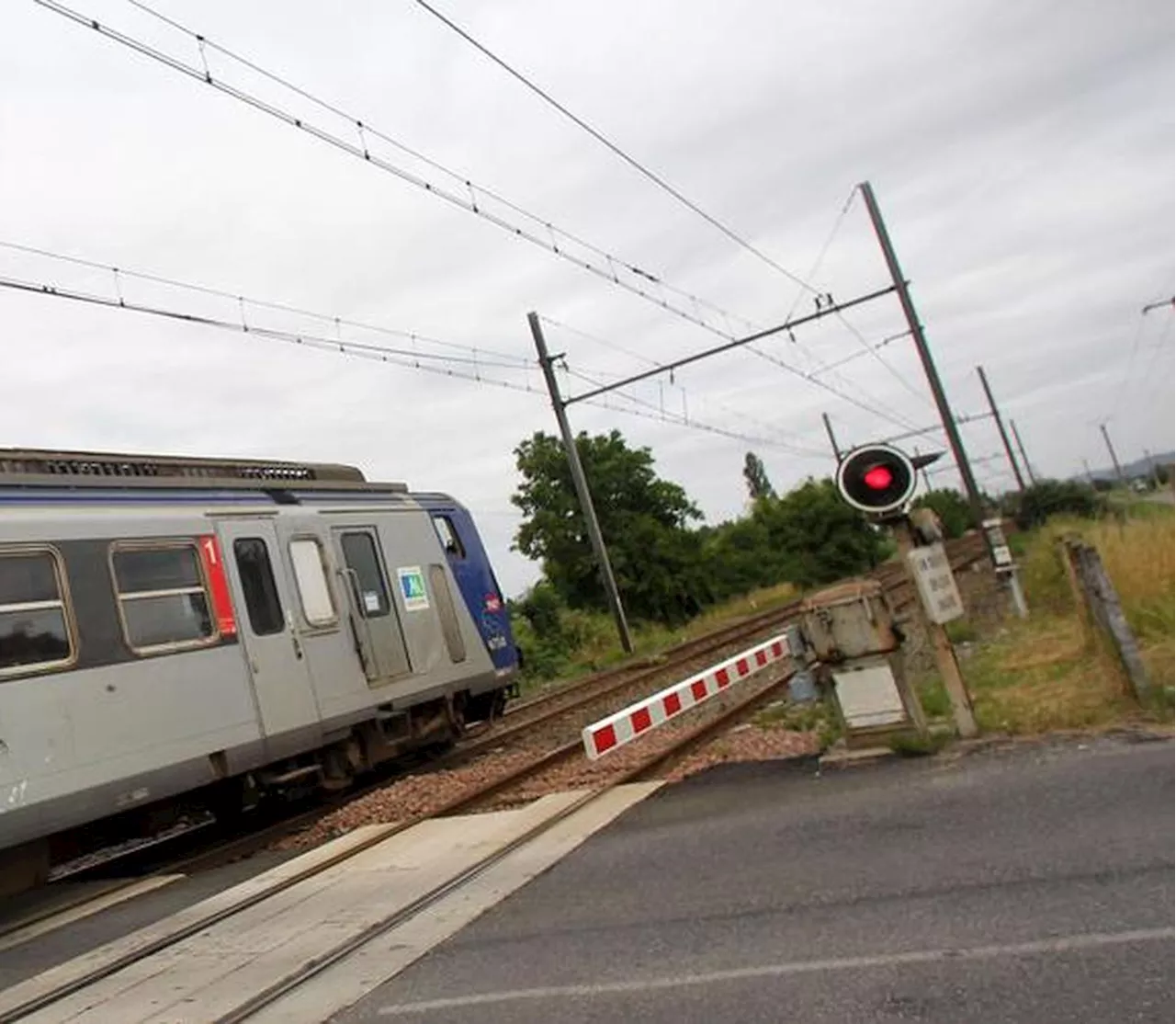 « Les feux étaient rouges » : un cycliste de 11 ans meurt percuté par un train sur un passage à niveau en Belgique