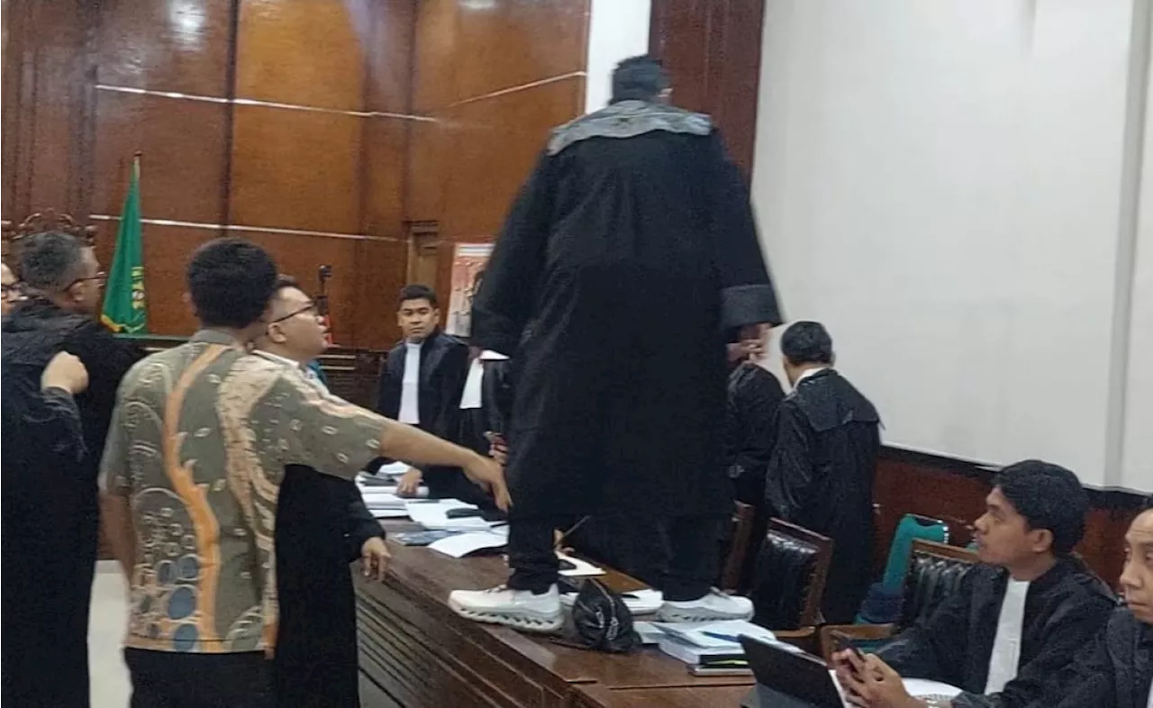 Sidang Razman Arif Nasution Ricuh, Firdaus Oiwobo Naik ke Atas Meja Ruang Sidang