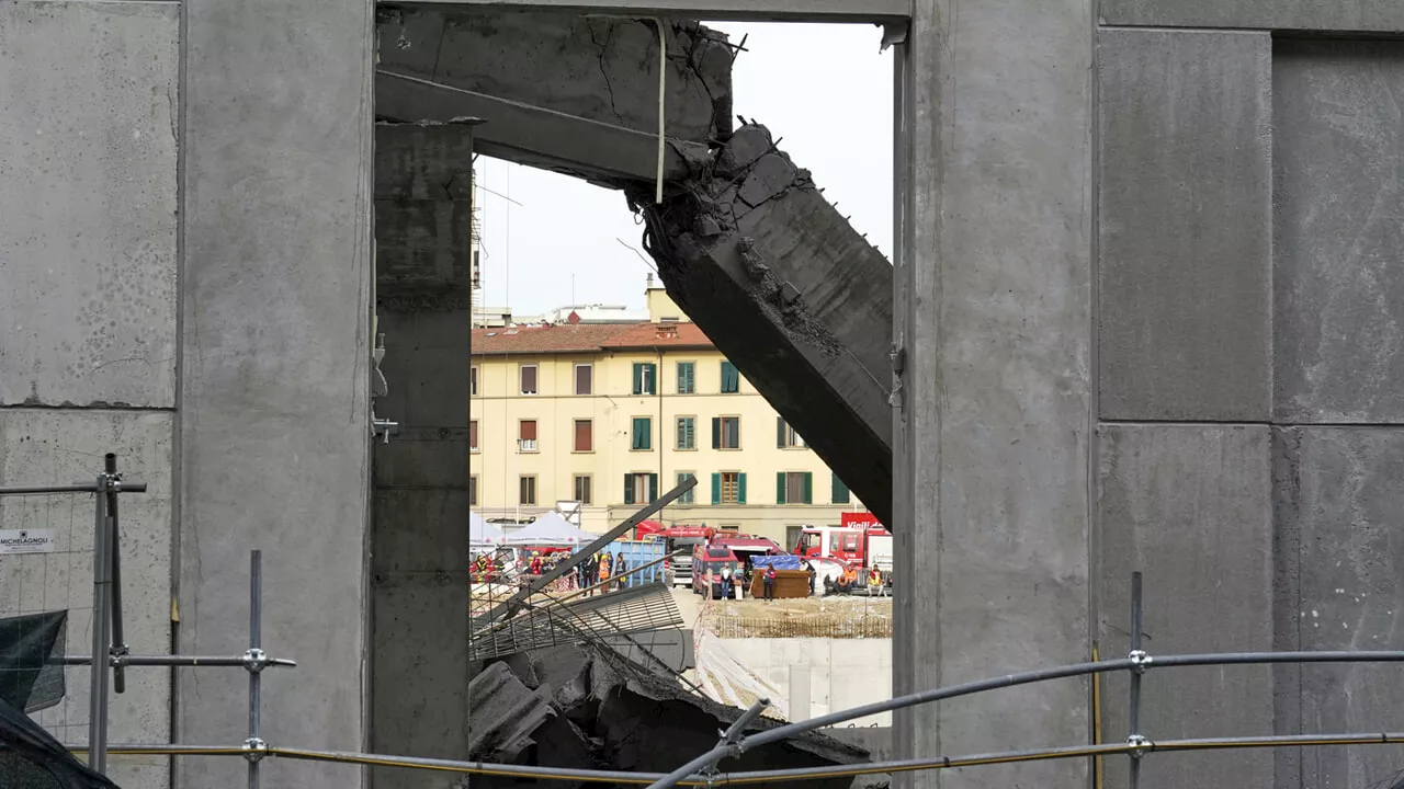 Il crollo nel cantiere Esselunga, ci sono tre indagati: 'Calcoli sbagliati, la trave non poteva reggere'