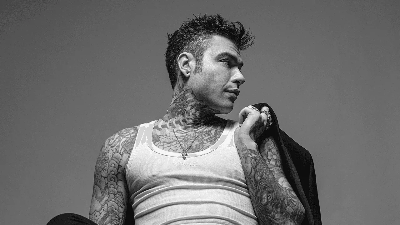 Il nuovo tatuaggio di Fedez: un messaggio di autoconsapevolezza e crescita personale