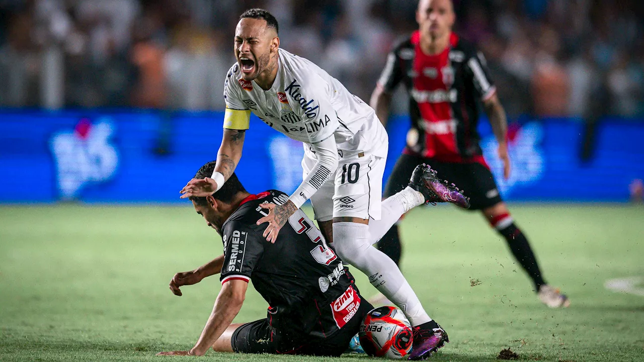 Eerste 'balcontact' van Neymar tijdens rentree bij Santos zorgt voor hilariteit