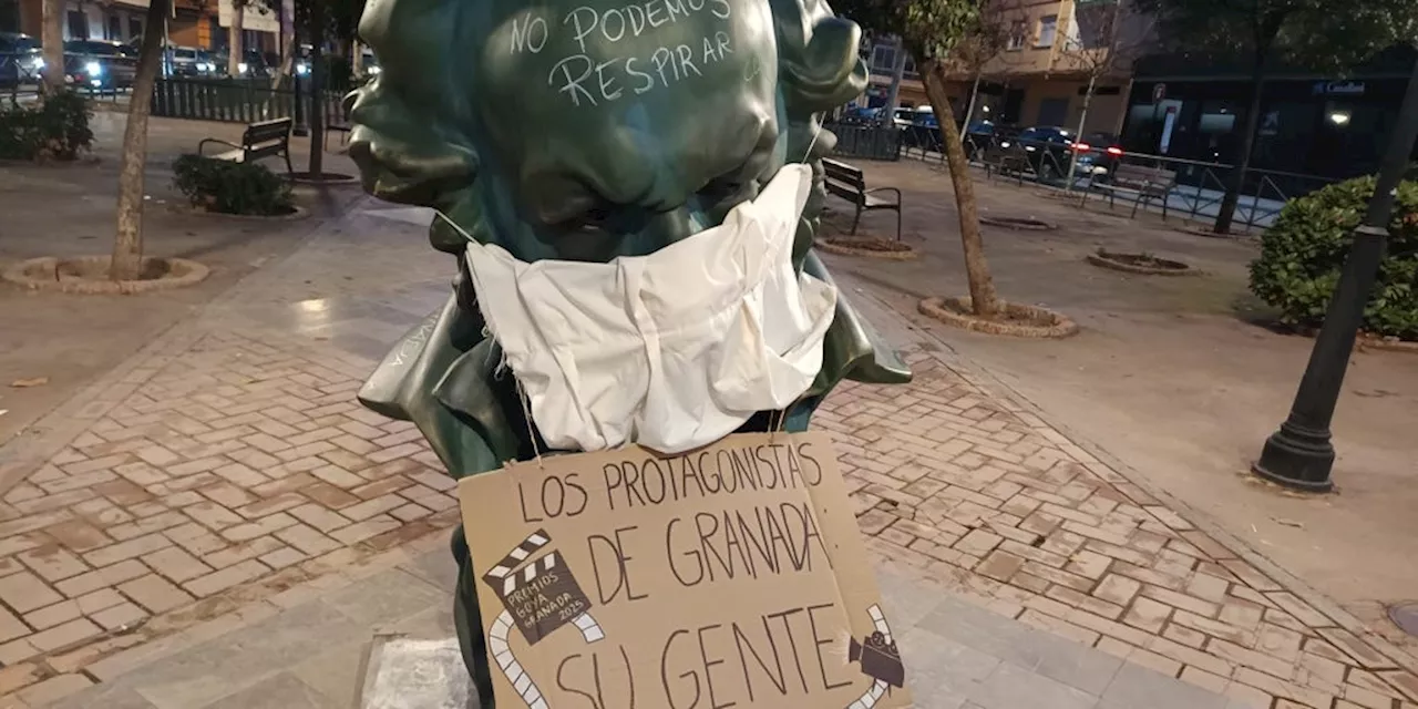 Colectivos de Granada Protestan durante la Instalación de Bustos de Goya