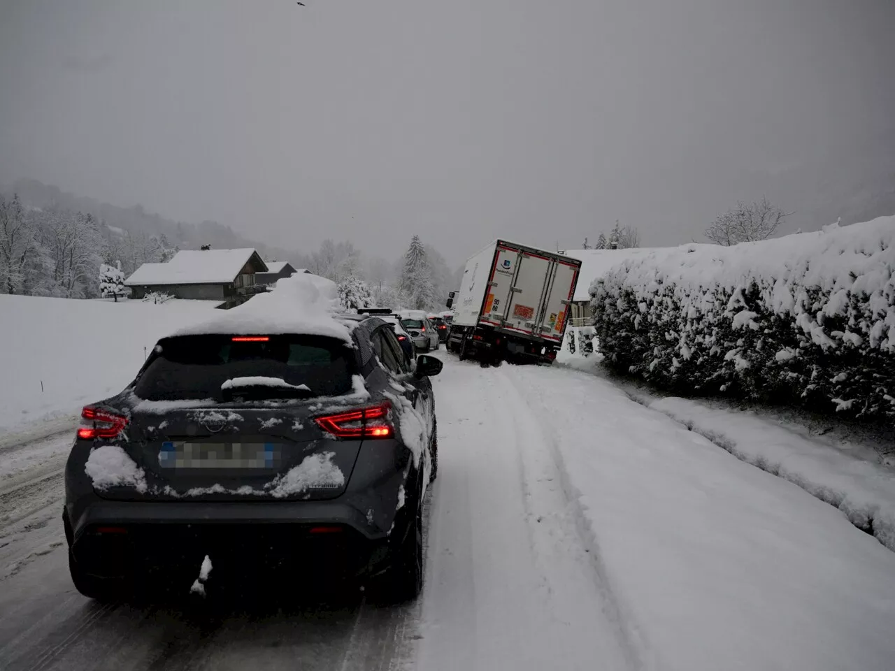 Neige, départs en vacances, éboulement en Savoie… de gros bouchons prévus ce week-end, voici les axes à éviter