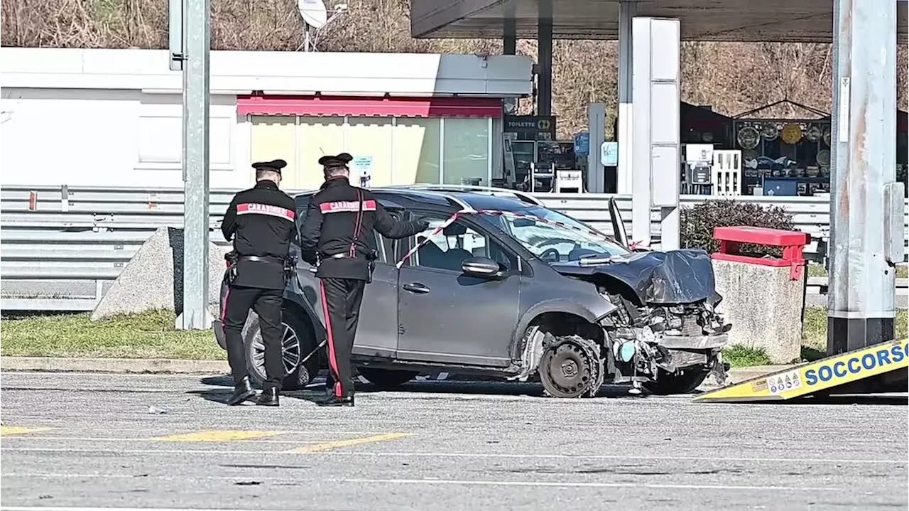 Agenti feriti a martellate, auto privata colpita da un proiettile