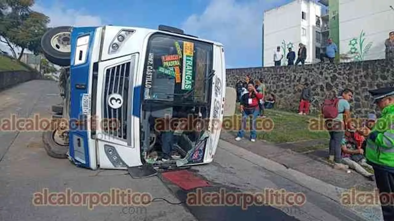 Autobús sin control pasa cruza camellón y cae en carril contrario, en Emiliano Zapata