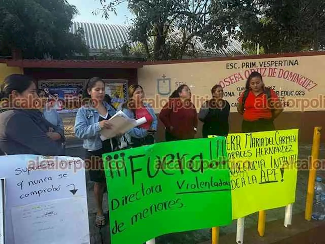 Chocan padres de familia por protesta contra Directora en primaria de Cardel