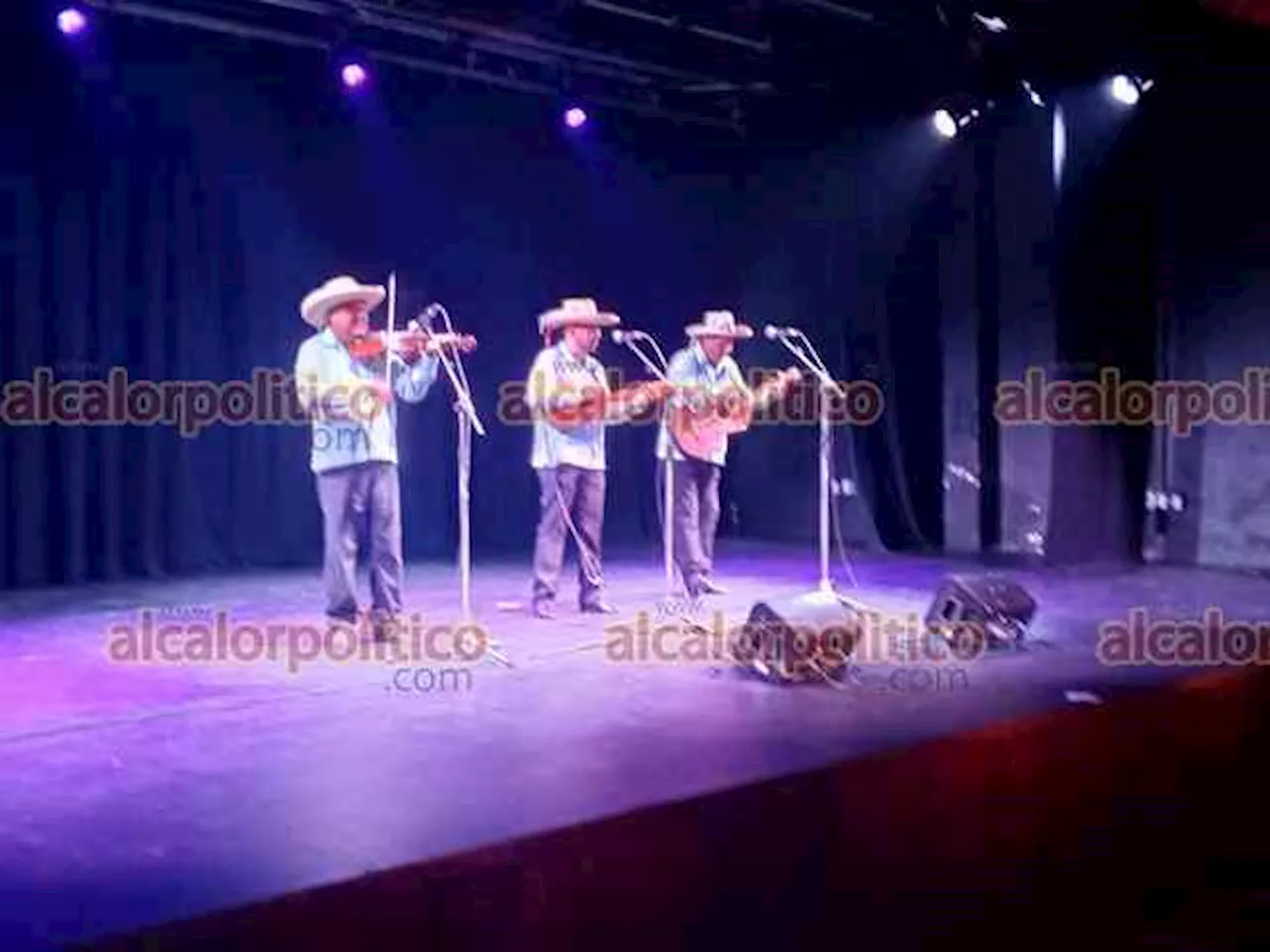 Trío Tlen Huicani Huasteco llenó de tradición el Teatro J.J Herrera, en Xalapa