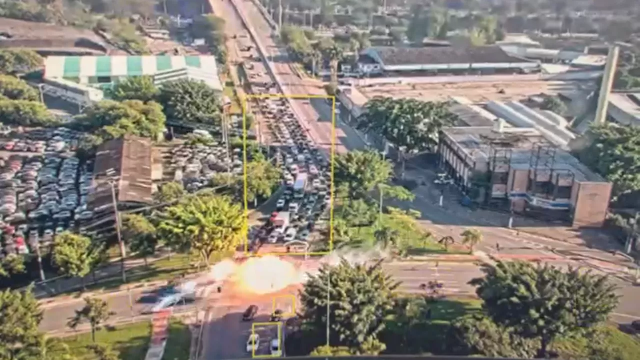 Avião cai na Avenida Marquês de São Vicente, em São Paulo, e causa morte