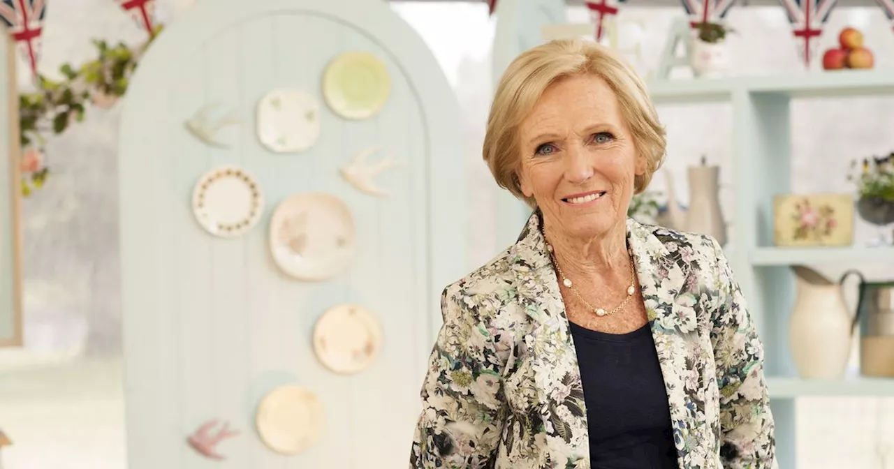 Mary Berry's Lemon Drizzle Tray Bake Cake: A Classic Recipe