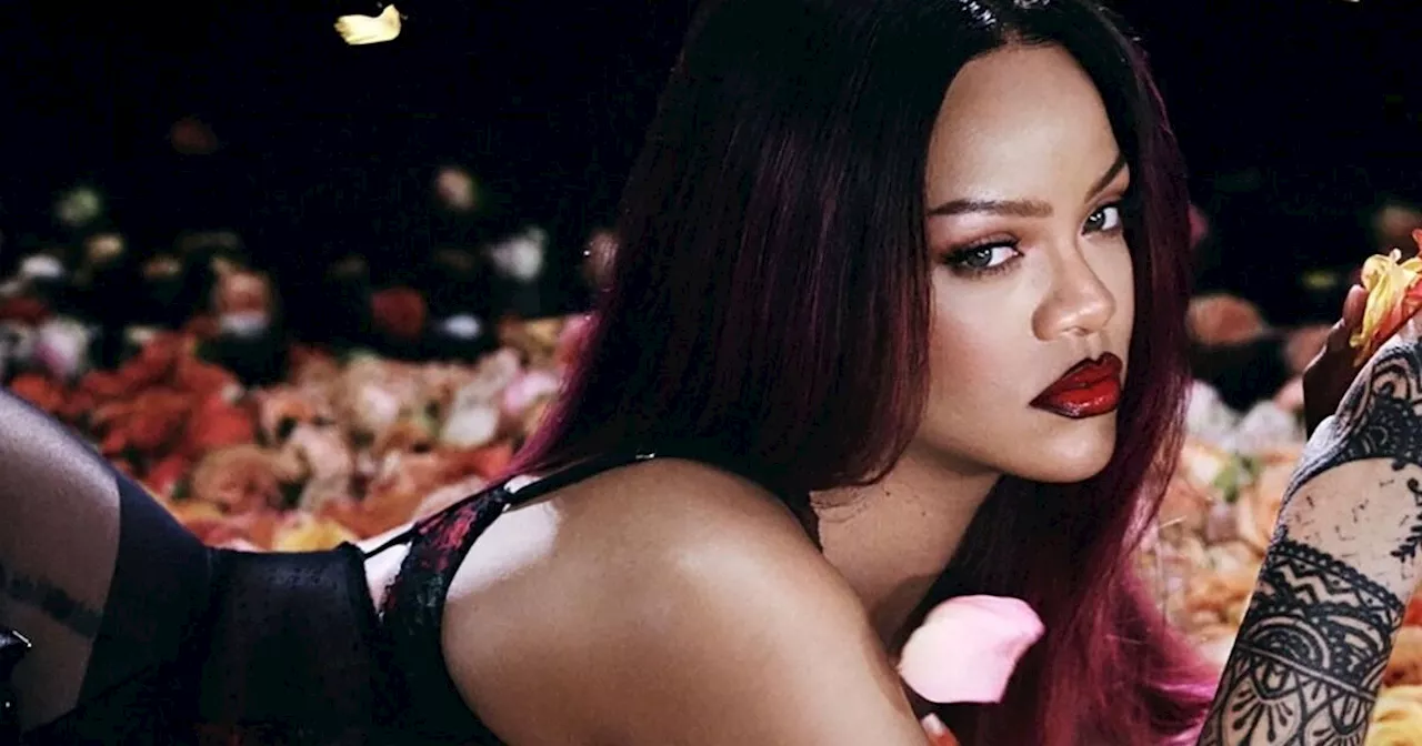 Rihanna indossa un nuovo colore dei capelli ispirato alle rose