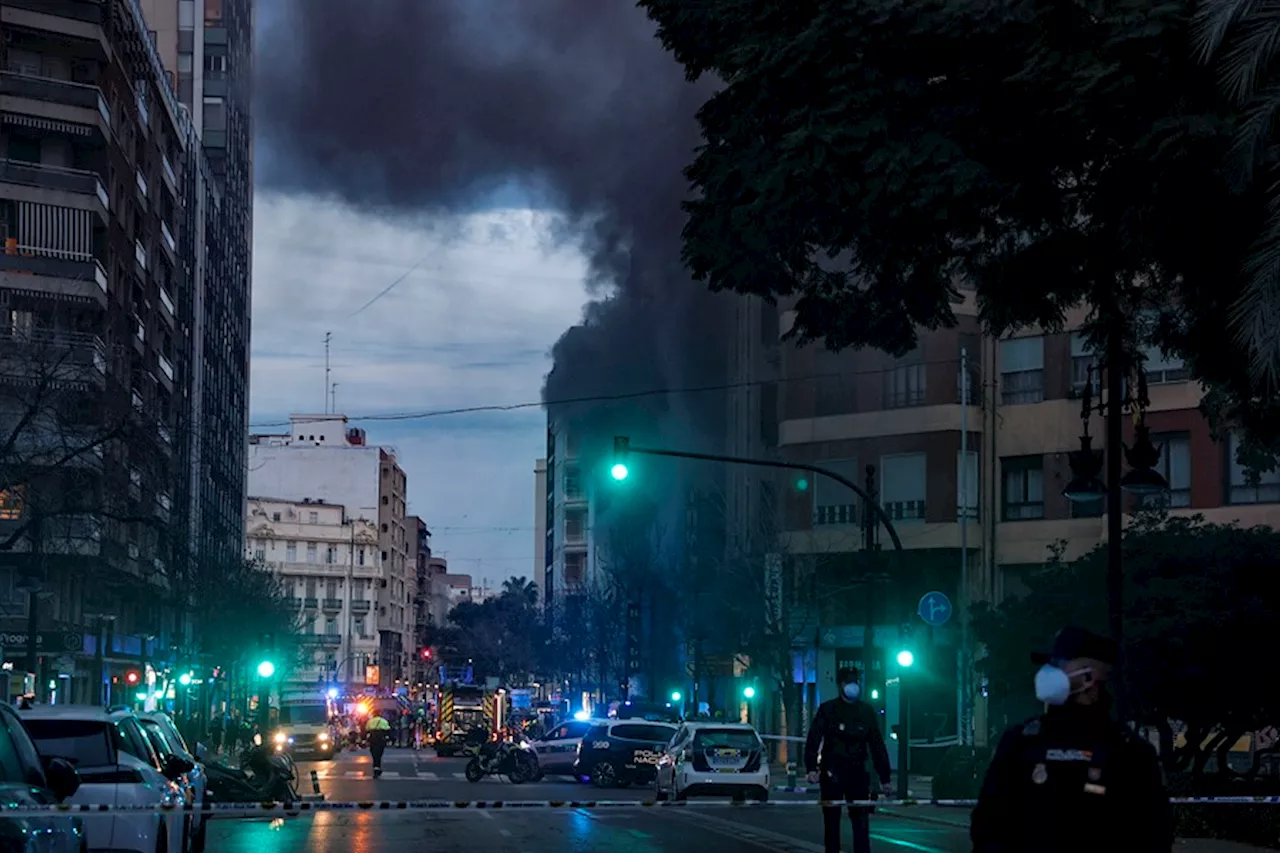 Un incendio en un bingo de València obliga a evacuar a 12 personas y a cortar varias calles