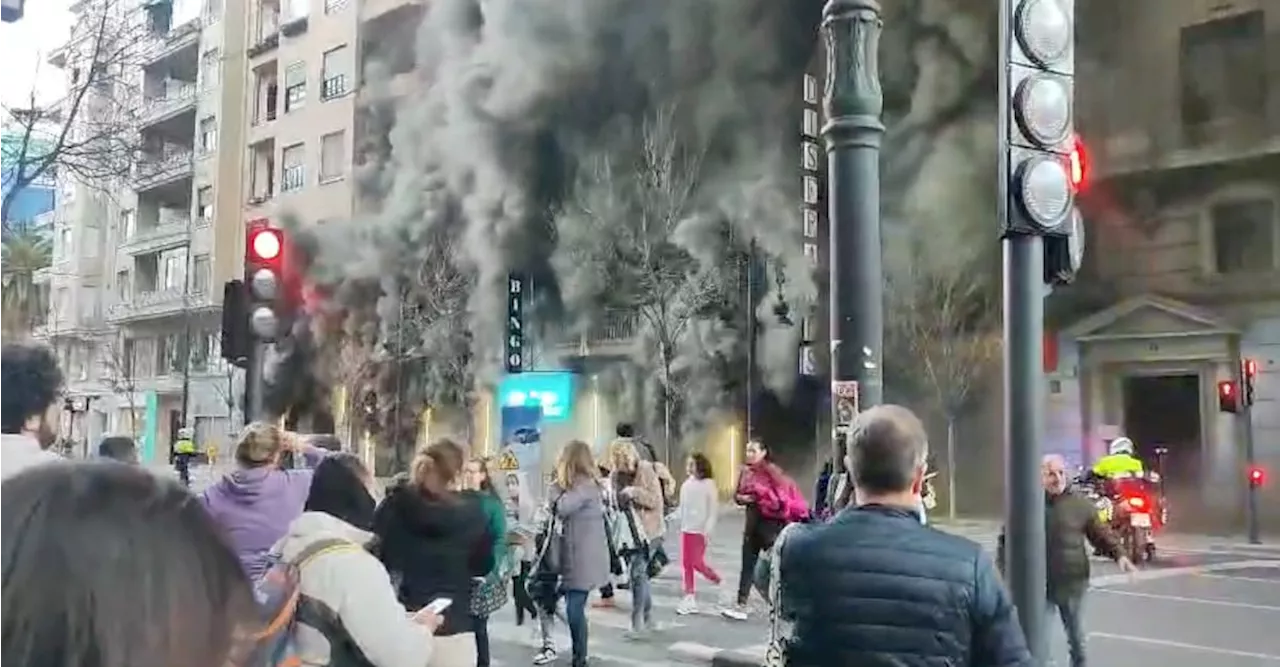 Incêndio em prédio de Valencia causa grande fumaça e evacuação