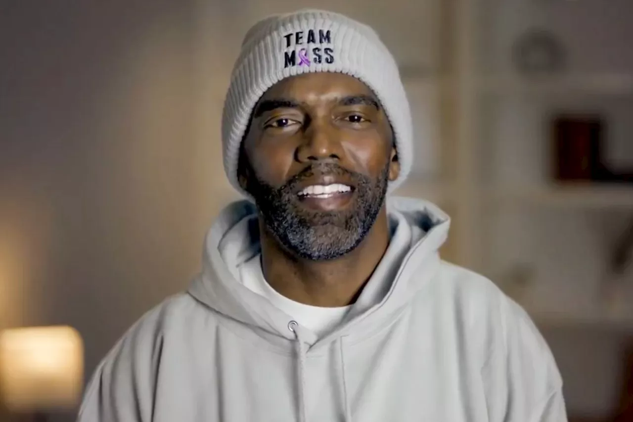 Randy Moss Makes First Public Appearance Since Cancer Diagnosis to Present NFL Comeback Player of the Year Award