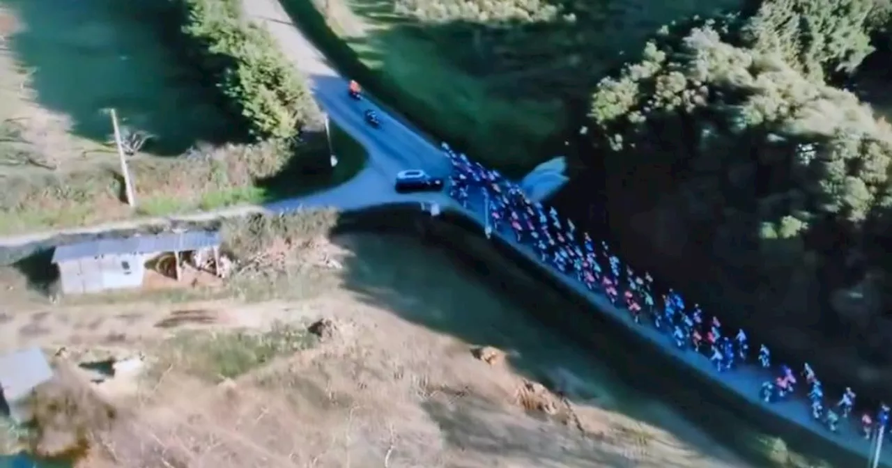 Un’auto piomba davanti al gruppo di ciclisti: panico e cadute all’Étoile de Bessèges –…