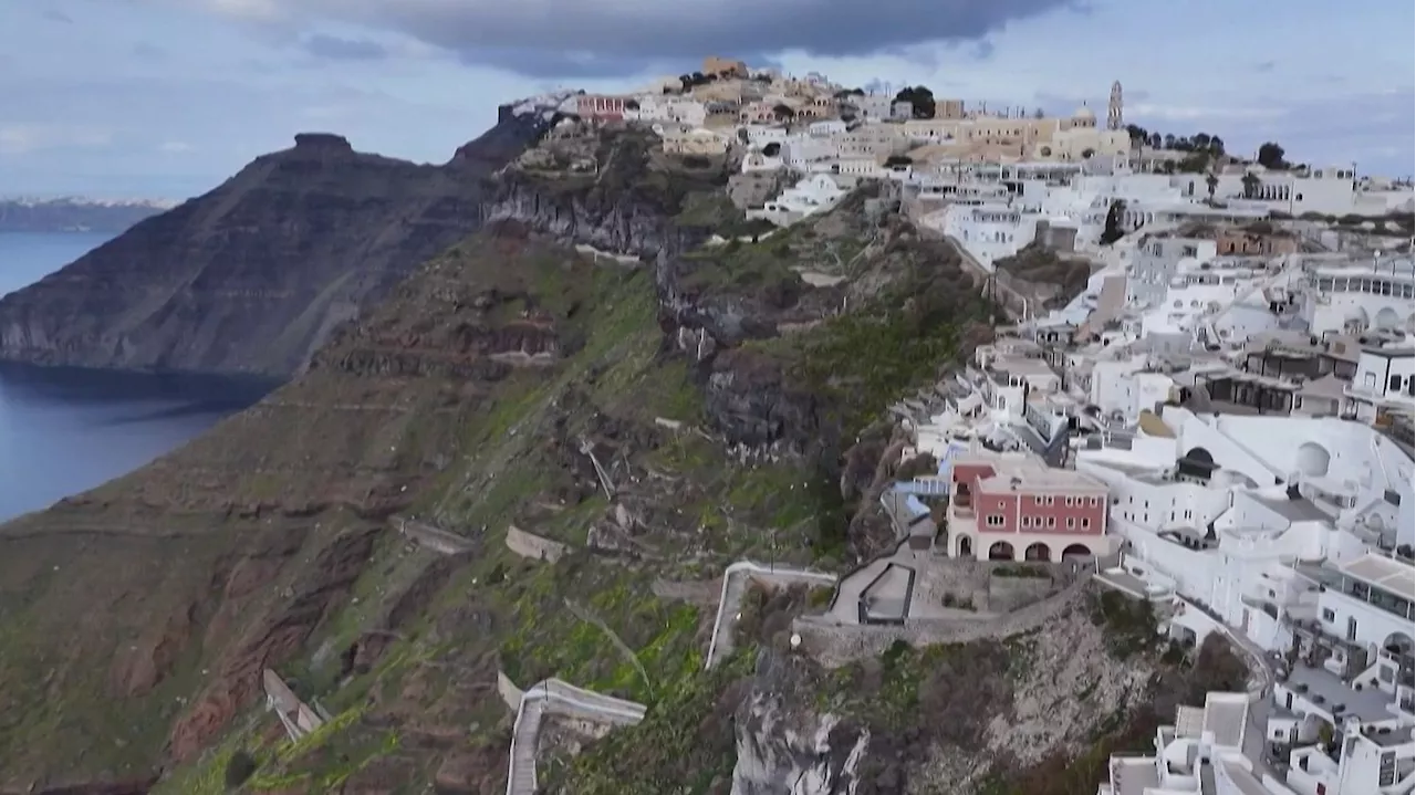 Santorin Secoué par des Tremblements de Terre, les Agences de Tourisme en Plein Crise