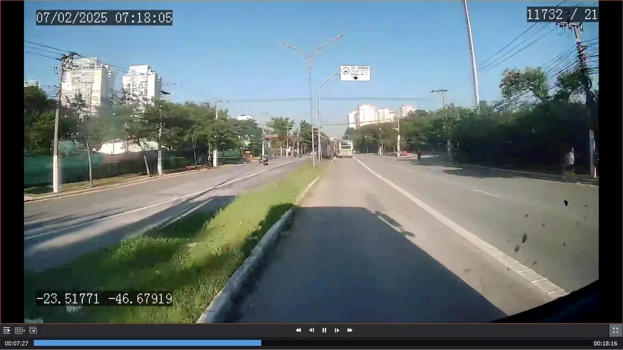 Câmera de ônibus que foi atingido por destroços de avião mostra veículo perdendo controle e passageiros saindo do local